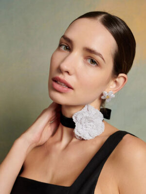 Multi-way accessory. An adjustable velvet ribbon tie with a pearl flower trim.